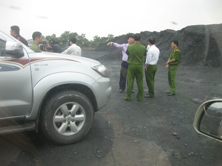Cơ quan điều tra vào cuộc vụ “chôn” hàng chục nghìn tấn than - 1 Cơ quan điều tra vào cuộc làm rõ nghi án hàng chục nghìn tấn than bị chôn tạm dưới đất.