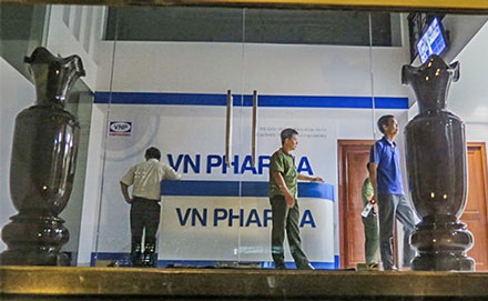 Bắt thêm hai đối tượng trong vụ VN Pharma buôn lậu thuốc tân dược - 1 Thêm 2 cán bộ của Cty VN Pharma bị bắt giữ.