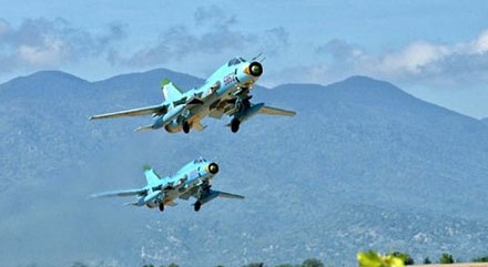 Phát hiện khung kính buồng lái và vật thể giống đuôi máy bay - 6 2 chiếc Su - 22 của Việt Nam bay diễn tập.