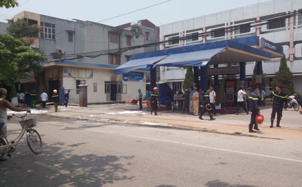 Cháy nổ cửa hàng gas sát cây xăng, 1 người tử vong - 1 Cháy nổ cửa hàng gas liền kề cây xăng.