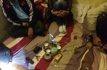 Các đối tượng đang say sưa chơi đá thì bị lực lượng CA bắt giữ.