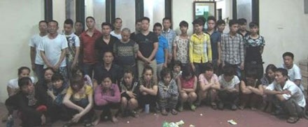 Hà Nội: Vừa mãn hạn tù lại cầm đầu sới bạc - 1 Các đối tượng bị bắt giữ tại sới bạc do Nguyên cầm đầu.