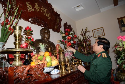 Đại tướng Phùng Quang Thanh tri ân các vị Đại tướng nguyên lãnh đạo Bộ Quốc phòng - 2 Đại tướng Phùng Quang Thanh dâng hương tưởng nhớ Đại tướng Võ Nguyên Giáp.