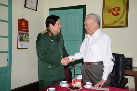 Đại tướng Phùng Quang Thanh tri ân các vị Đại tướng nguyên lãnh đạo Bộ Quốc phòng - 3 Đại tướng Phùng Quang Thanh đến thăm hỏi sức khỏe Đại tướng Lê Đức Anh.