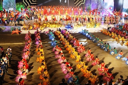 Carnaval Hạ Long 2015 với chủ đề: “Hội tụ tinh hoa – Lan tỏa nụ cười”
