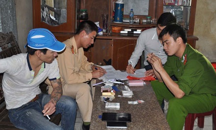 Bắt nghi phạm vận chuyển ma túy tổng hợp không đội mũ bảo hiểm - 1 Bắt nghi phạm vận chuyển ma túy tổng hợp không đội mũ bảo hiểm