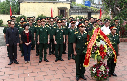 Dâng hương tưởng niệm Đại tướng Hoàng Văn Thái nhân kỷ niệm 100 năm ngày sinh - 1 Dâng hương tưởng niệm Đại tướng Hoàng Văn Thái nhân kỷ niệm 100 năm ngày sinh