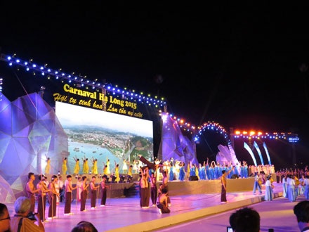Rực rỡ sắc màu Carnaval Hạ Long 2015 - 3 Các màn biểu diễn của đến từ nhóm nghệ sĩ không chuyên thu hút đông đảo người xem.