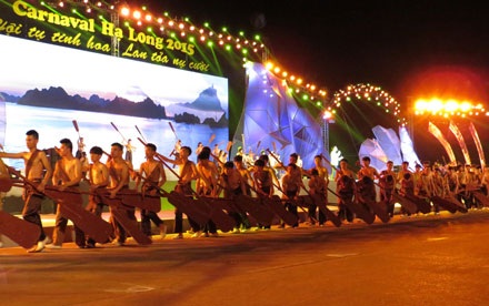 Rực rỡ sắc màu Carnaval Hạ Long 2015 - 2 Các màn biểu diễn của đến từ nhóm nghệ sĩ không chuyên thu hút đông đảo người xem.