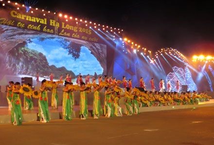 Rực rỡ sắc màu Carnaval Hạ Long 2015 - 5 Những màn biểu diễn nghệ thuật mang đậm bản sắc văn hóa dân tộc.