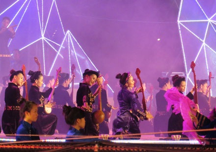Rực rỡ sắc màu Carnaval Hạ Long 2015 - 6 Những màn biểu diễn nghệ thuật mang đậm bản sắc văn hóa dân tộc.