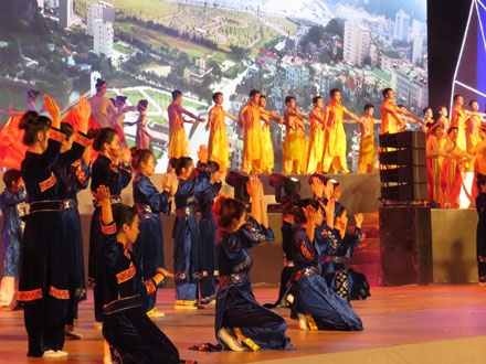 Rực rỡ sắc màu Carnaval Hạ Long 2015 - 7 Những màn biểu diễn nghệ thuật mang đậm bản sắc văn hóa dân tộc.