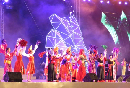Rực rỡ sắc màu Carnaval Hạ Long 2015 - 9 Màn biểu diễn nghệ thuật của các nghệ sĩ nước ngoài.
