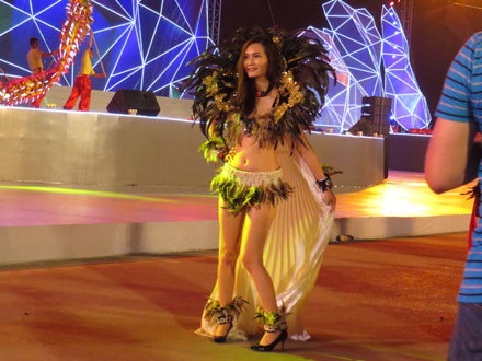 Rực rỡ sắc màu Carnaval Hạ Long 2015 - 14 Các bộ trang phục lộng lẫy mang đậm bản sắc văn hóa.