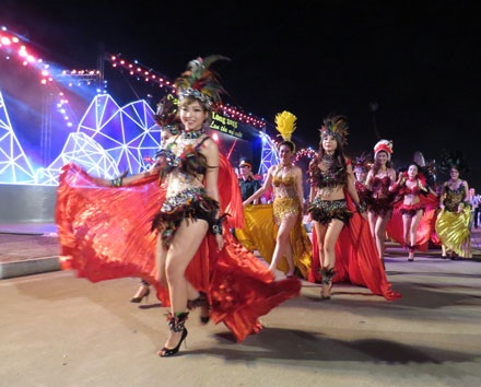 Rực rỡ sắc màu Carnaval Hạ Long 2015 - 12 Các bộ trang phục lộng lẫy mang đậm bản sắc văn hóa.