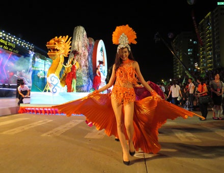 Rực rỡ sắc màu Carnaval Hạ Long 2015 - 13 Các bộ trang phục lộng lẫy mang đậm bản sắc văn hóa.