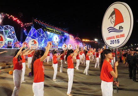 Rực rỡ sắc màu Carnaval Hạ Long 2015 - 17 Carnaval Hạ Long 2015, khép lại đêm khai mạc thật sự ấn tượng.