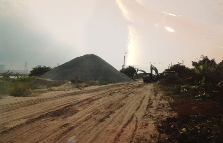 Bất thường bãi tập kết cát, sỏi trên đất không phép ngay bên bờ sông Hồng.