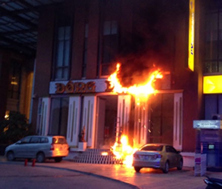 Những chiếc xe hơi được di chuyển khẩn cấp để tránh bị cháy lây.