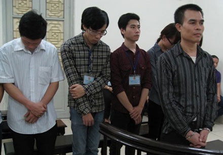 Xử vụ nghe lén hơn 14.000 thuê bao di động: 7 đối tượng lĩnh án - 1 Nghe lén điện thoại, Phó Giám đốc Nguyễn Việt Hùng cùng các nhân viên lần lượt lĩnh án.