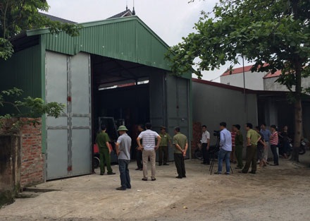 Kinh hoàng 2 xưởng chế biến hàng trăm thùng phuy mỡ động vật không rõ nguồn gốc - 5 Lực lượng chức năng bất ngờ kiểm tra cơ sở kinh chế biến thức ăn gia súc Thanh Giang.