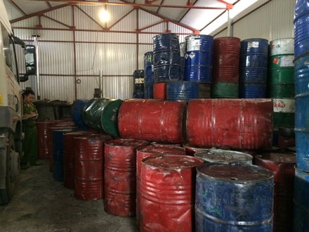 Kinh hoàng 2 xưởng chế biến hàng trăm thùng phuy mỡ động vật không rõ nguồn gốc - 3 Hàng trăm thùng phuy chứa đầy mỡ động vật không rõ nguồn gốc.