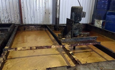 Kinh hoàng 2 xưởng chế biến hàng trăm thùng phuy mỡ động vật không rõ nguồn gốc - 4 Kinh hoàng 2 bể lắng mỡ động vật không rõ nguồn gốc.