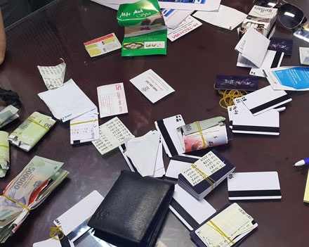 Bắt đối tượng người Ukraine dùng hàng trăm thẻ ATM giả rút tiền phố cổ - 2 Bắt đối tượng người Ukraine dùng hàng trăm thẻ ATM giả rút tiền phố cổ