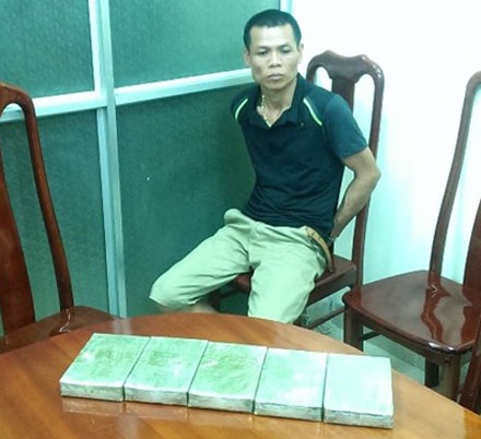 Đối tượng Phương cùng tang vật.