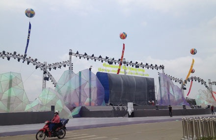 Carnaval Hạ Long chuẩn bị khai mạc - 1 Sân khấu cho Lễ hội Carnaval Hạ Long 2015 đã được hoàn tất và chờ giờ khai mạc.
