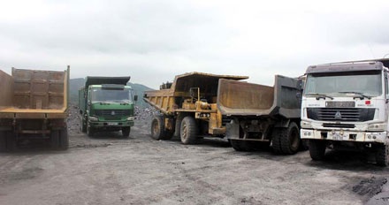 Không có “vùng cấm” trong xử lí khai thác than trái phép - 1 Các phương tiện tham gia việc khai thác, vận chuyển than trái phép bị tạm giữ.