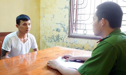 Thiếu tiền đánh bạc, đi cướp tài sản người nước ngoài - 1 Đối tượng Vinh bị bắt giữ tại cơ quan điều tra.