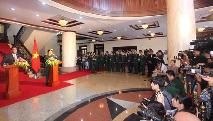 Bộ trưởng Quốc phòng: Việt Nam chỉ kè đảo để tránh xói lở - 2 Mong Mỹ dỡ bỏ lệnh bán vũ khí sát thương cho Việt Nam