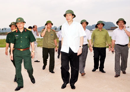 Bão tiến gần bờ, Quảng Ninh, Hải Phòng, Thái Bình căng mình đối phó - 15 Tàu thuyền neo đậu tại Vịnh Hạ Long.