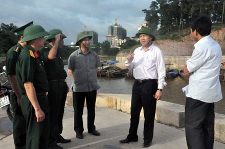 Bão tiến gần bờ, Quảng Ninh, Hải Phòng, Thái Bình căng mình đối phó - 16 Tàu thuyền neo đậu tại Vịnh Hạ Long.