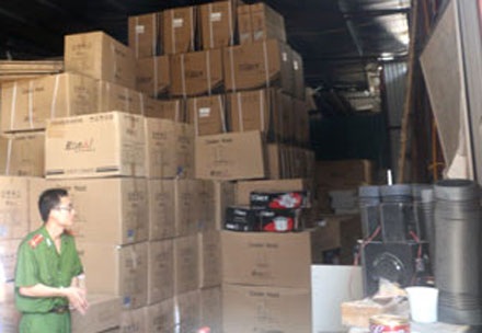 Bắt giám đốc “phù phép” hàng Trung Quốc thành “made in” châu Âu - 1 Cơ quan chức năng tiến hành kiểm tra hàng hóa tại Cty Romal.