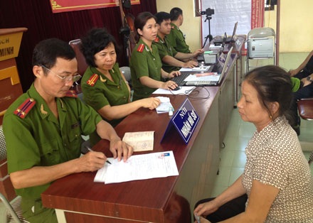 Công an huyện về tận xã cấp chứng minh thư cho người dân - 3 Các cán bộ, chiến sĩ CAND vì nhân dân phục vụ.