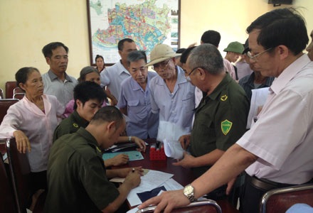 Công an huyện về tận xã cấp chứng minh thư cho người dân - 1 Công an huyện về tận xã cấp chứng minh thư cho người dân