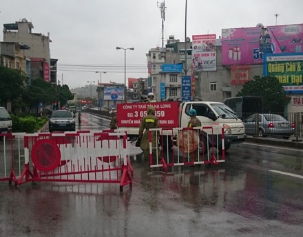 Hai tàu cá Hải Phòng bị sóng nhấn chìm, Quảng Ninh cấm cầu Bãi Cháy - 6 Cấm người dân và phương tiện lưu thông trên cầu Bãi Cháy.