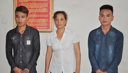 Nữ Chủ tịch xã và các nghi phạm bị bắt giữ cùng bản hợp đồng dằn mặt chồng giá 25 triệu đồng.