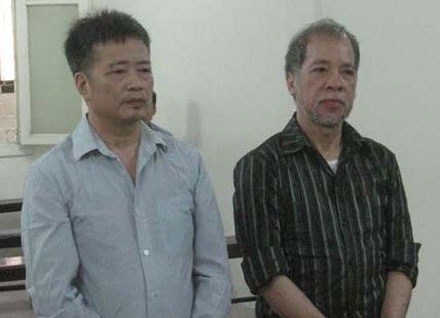 Hà Nội: Nguyên giám đốc công ty dự án "ma" lừa đảo gần 50 tỉ đồng - 1 2 bị cáo Khang, Bang tại phiên tòa ngày 3/6.