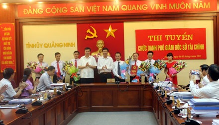 Thi tuyển PGĐ Sở Tài chính, 1 người trúng tuyển, 3 người được bảo lưu - 2 Ông Nguyễn Văn Đọc đánh giá cao các ứng viên đã tham gia thi tuyển và tặng hoa các ứng viên.