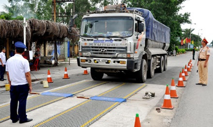 Chủ tịch tỉnh ra lệnh xử lý triệt xe quá tải trong tháng 6 - 1 Chủ tịch tỉnh Quảng Ninh lệnh xử lý triệt để xe quá khổ quá tải trước ngày 30/6.