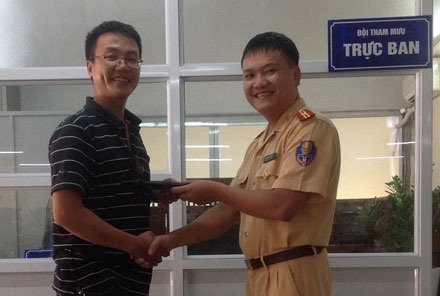 Thiếu tá CSGT nhặt trả lại ví cho người đánh rơi