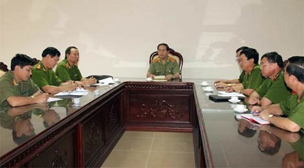 Đốt áo, vứt dao - hung thủ thảm sát 4 người giấu tội tinh vi! - 2 Bước đầu Mằn khai nhận do có quan hệ tình cảm với vợ nạn nhân nên 2 bên đã xảy ra mâu thuẫn.