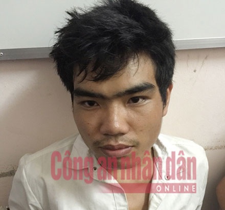 Đốt áo, vứt dao - hung thủ thảm sát 4 người giấu tội tinh vi! - 1 Bước đầu Mằn khai nhận do có quan hệ tình cảm với vợ nạn nhân nên 2 bên đã xảy ra mâu thuẫn.