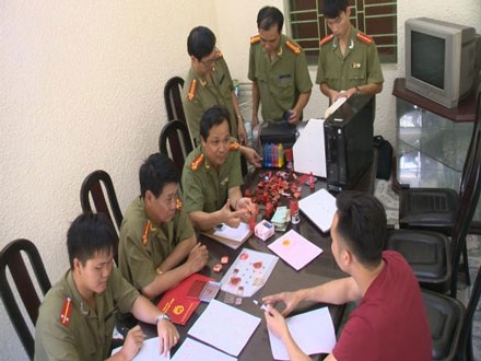 Bắt giữ đối tượng làm giả giấy tờ... có cả giấy đăng kí kết hôn - 1 Bắt giữ đối tượng làm giả giấy tờ...có cả giấy đăng kí kết hôn