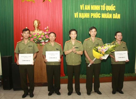 Bắt giữ đối tượng làm giả giấy tờ... có cả giấy đăng kí kết hôn - 2 Lãnh đạo CATP Hải Phòng tặng thưởng các cán bộ chiến sĩ đại diện cho các đơn vị tham gia phá án.