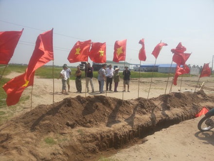 Lãnh đạo tỉnh thông tin vụ xe ủi của đơn vị thi công cán qua người dân - 1 Người dân cắm cờ phản đối không cho doanh nghiệp thi công dự án.