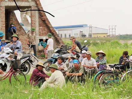 Lãnh đạo tỉnh thông tin vụ xe ủi của đơn vị thi công cán qua người dân - 2 Rất nhiều người dân tụ tập phản đối đơn vị thi công thực hiện dự án.